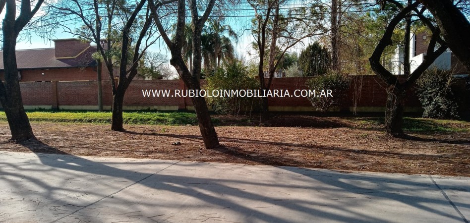 RAFAELA - BARRIO LOS ALAMOS - VIVIENDA  DE 490 M2 CON DEPENDENCIAS EN LOTE DE 2960 M2 