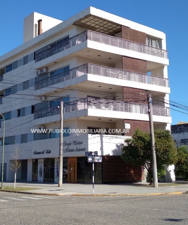 RAFAELA - Avda. MITRE 1277 - Dpto. 2 Dormitorios - Primer Piso / frente a Plaza SARMIENTO, con balcón y parrillero