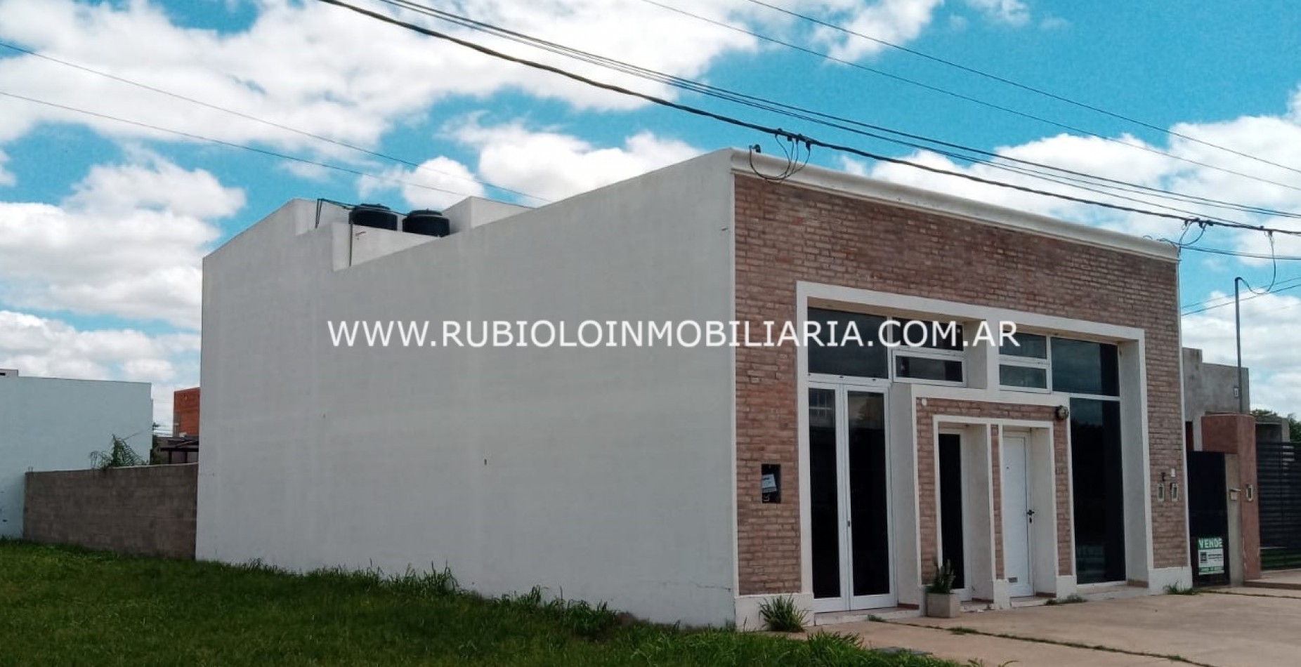 SUNCHALES - 2 LOCALES COMERCIALES CON DEPOSITO + PATIO + DPTO. de 1 DORMITORIO en PLANTA ALTA