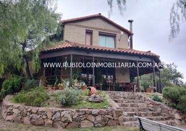 CORDOBA - MENDIOLAZA - CASA EN BARRIO CENTRO  EN LOTE DE 2560 M2