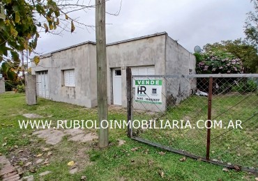 CORONEL FRAGA - SF - VIVIENDA 2 DORMITORIOS - GARAGE - AMPLIO LOTE CON DEPOSITO / TALLER